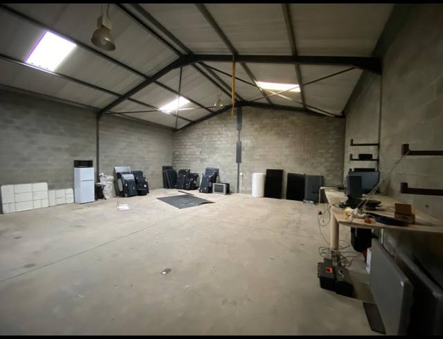 150M² WAREHOUSE TO LET IN STRAND INDUSTRIA